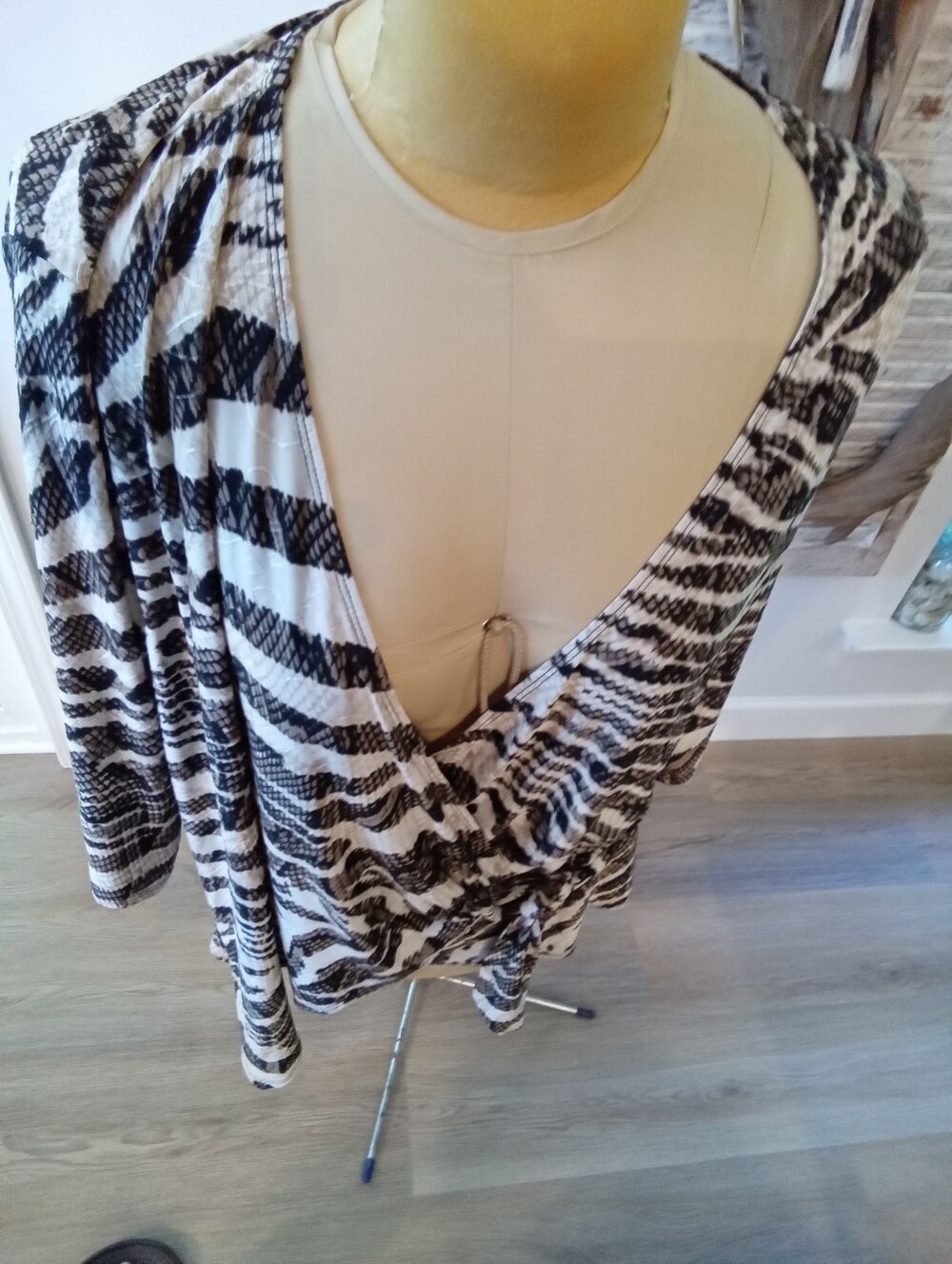 C Est. 1946 Snakeskin O-Ring Wrap Gathered Drape Style Blouse Plus Sz 18/20W - Picture 8 of 14